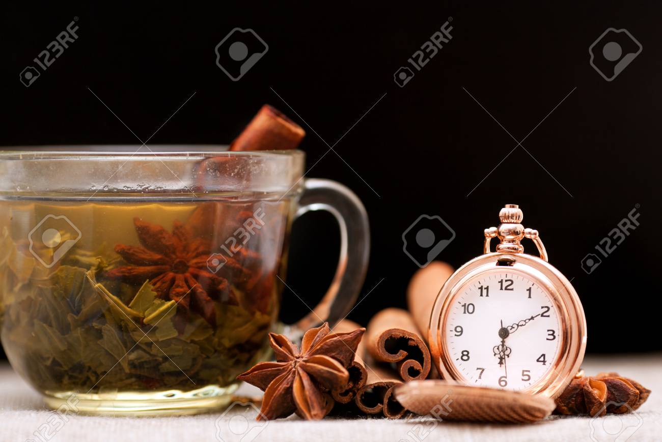 一杯の紅茶 スパイス 黒の背景に懐中時計の の写真素材 画像素材 Image