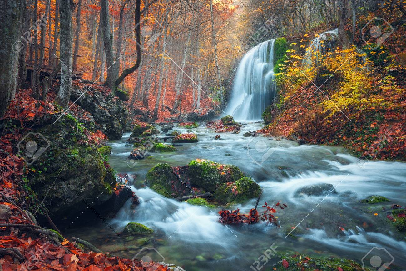 Bild auf Leinwand Wunderschöner Wasserfall Herbst Wald Krim Berge Sonn Bild auf Leinwand Wunderschöner Wasserfall Herbst Wald Krim Berge Sonn