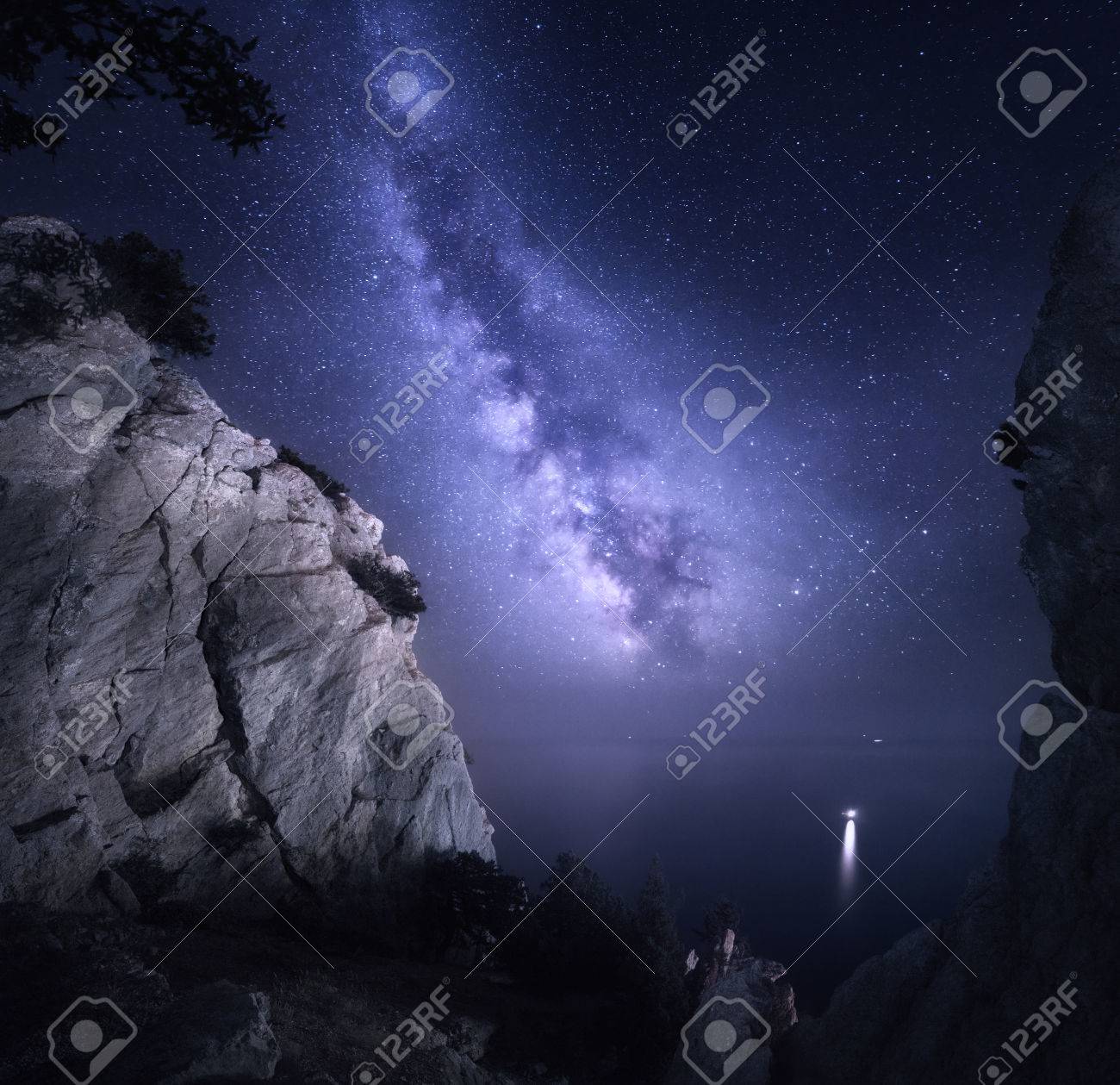 天の川 岩 海や星空の美しい夜の風景 自然の背景 の写真素材 画像素材 Image 天の川 岩 海や星空の美しい夜の風景 自然の背景 の写真素材 画像素材 Image