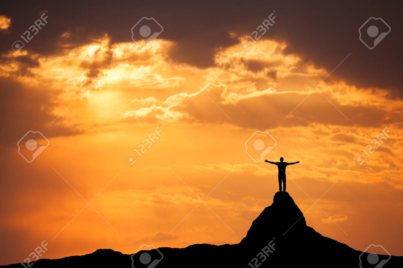 Coucher De Soleil Paysage Avec La Silhouette Dun Homme Sportif Debout Et Levé Les Bras Au Sommet De La Montagne Contre Le Ciel Coloré En été Roches - 
