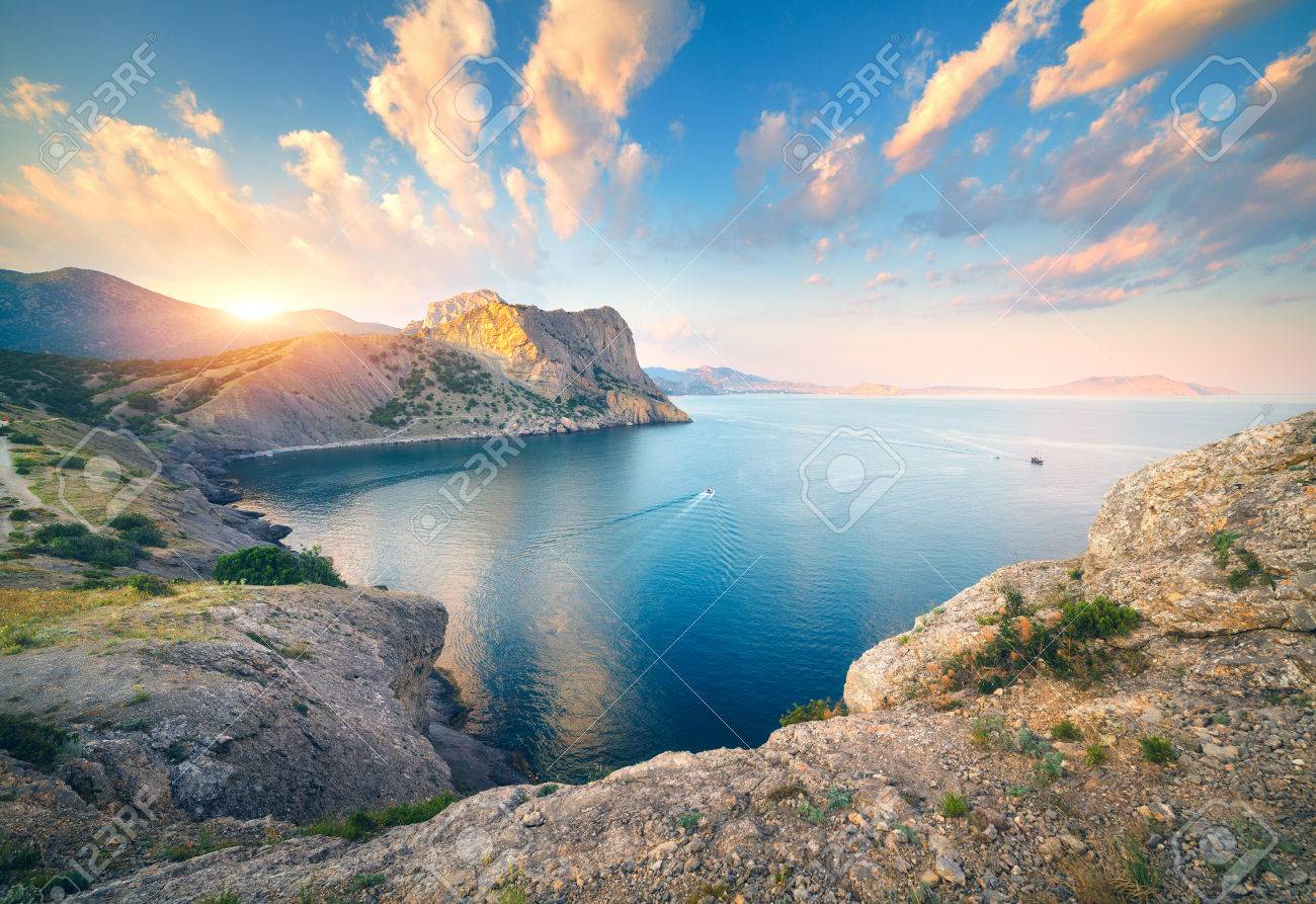 Magnifique Paysage De Montagne Au Coucher Du Soleil Belle Scene Avec Montagnes Mer Bleue Hauts Rochers Plage Foret Et Ciel Bleu Colore Avec Des Nuages En Ete Voyage En Europe Paysage Marin Magnifique Paysage De Montagne Au Coucher Du Soleil Belle Scene Avec Montagnes Mer Bleue Hauts Rochers Plage Foret Et Ciel Bleu Colore Avec Des Nuages En Ete Voyage En Europe Paysage Marin