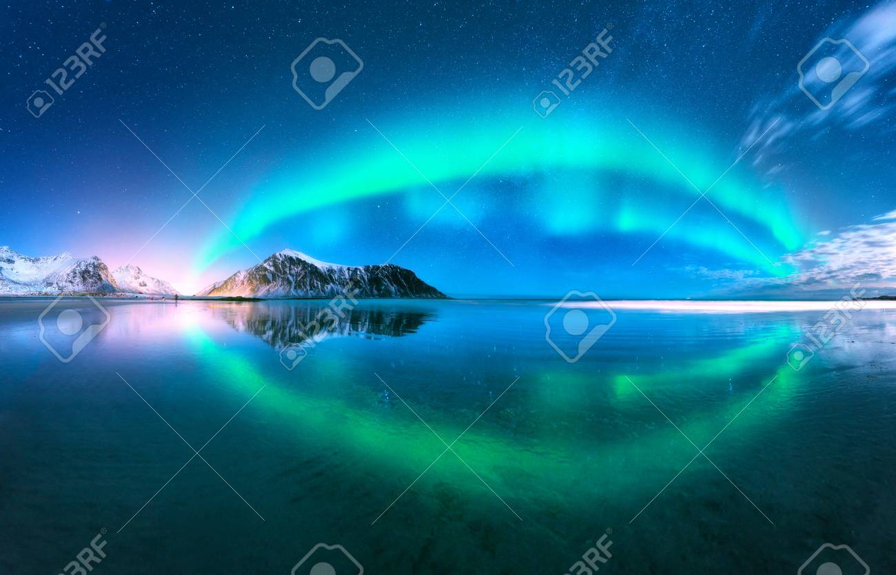 水に反射したオーロラ ノルウェーのロフォーテン諸島のオーロラ 極性ライトを備えた青空 オーロラ 海と空の反射 ビーチ 山と夜の風景 ポーラライツ オーロラ の写真素材 画像素材 Image