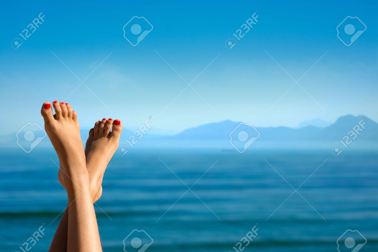 山の背景に女の子の足 リゾートの女の子 海の背景に女性の足 女の子は ビーチではだし 海の上の瞑想 赤のペディキュア の写真素材 画像素材 Image