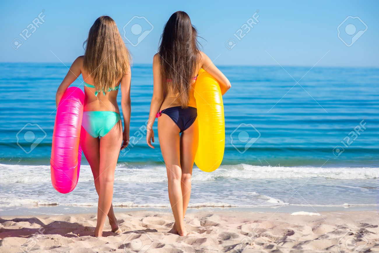 ビーチで水着の若いセクシーな女の子です 夏の残り 若い女の子の美しいフィギュア 日光浴の女の子 海タン の写真素材 画像素材 Image