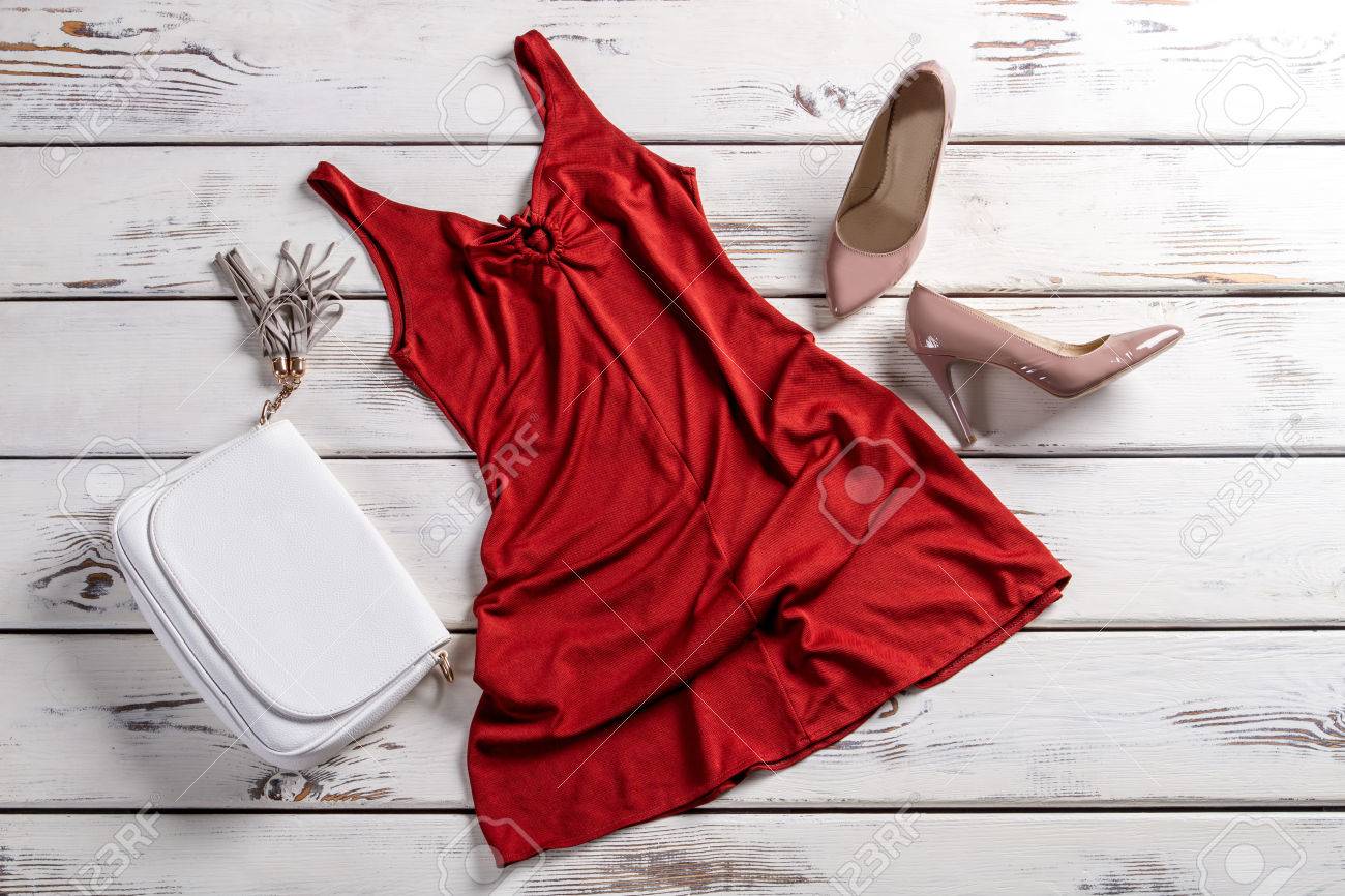 Robe Rouge Avec Le Sac D Embrayage Vetements Et Chaussures Sur La Table Vetements A La Mode Pour Les Femmes Modernes Tenue De Ville Fille Banque D Images Et Photos Libres De Droits Image