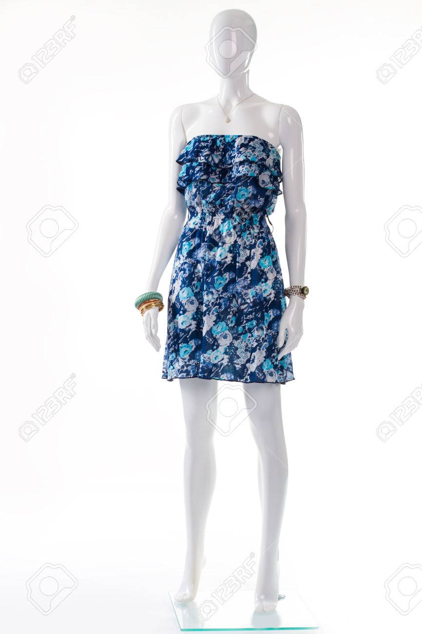 Robe bleue sur mannequin blanc. Mannequin femme en robe vintage. Bustier rétro robe et les accessoires. élégant costume d\u0027été jeune dame.