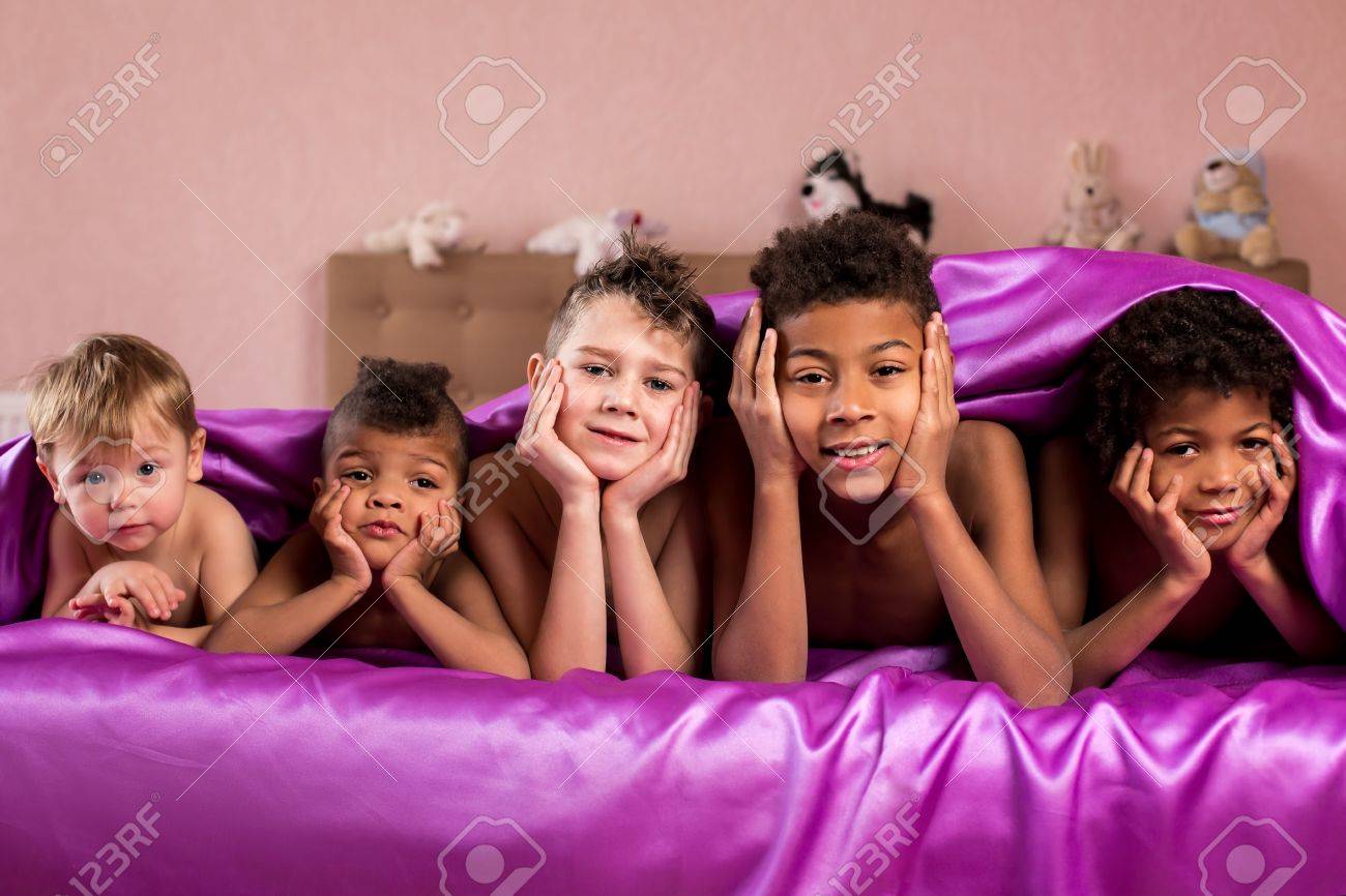 Funf Jungs Unter Lila Decke Ruhige Kinder Die Auf Bett Legen Es Gibt Genug Platz Fur Alle Treffen Sie Einen Neuen Tag Mit Freunden Lizenzfreie Fotos Bilder Und Stock Fotografie Image 55415361