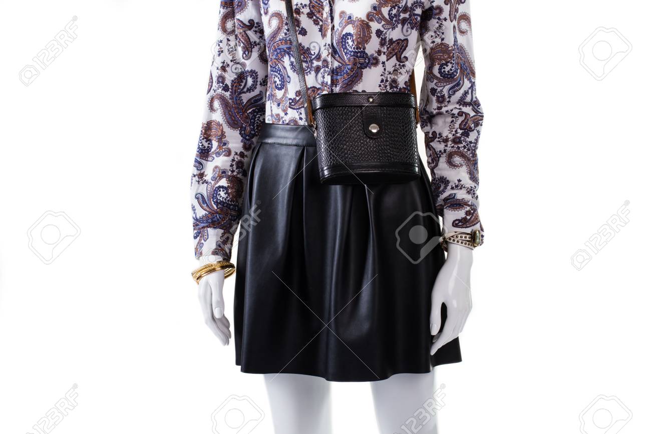 Mannequin portant bourse et montre. sac à main vintage Femme avec la montre. Jupe en cuir et accessoires vintage. Printemps tenue de soirée sur