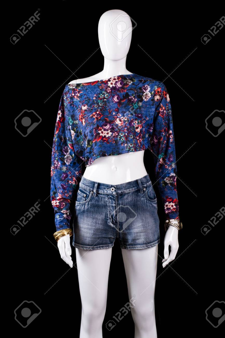 Tapa De La Cosecha De Flores Y Pantalones Crop Top Azul En Maniquí. Mirada Del Verano Moda Para Las Niñas. Elegante Ropa Del Patrón A Venta. Fotos, Retratos, Y