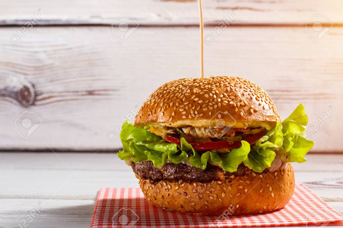 Grosser Burger Auf Einem Stock Burger Der Auf Karierte Serviette Legt Beefburger Auf Weissem Holztisch Das Leckerste Gericht Im Bistro Menu Lizenzfreie Fotos Bilder Und Stock Fotografie Image