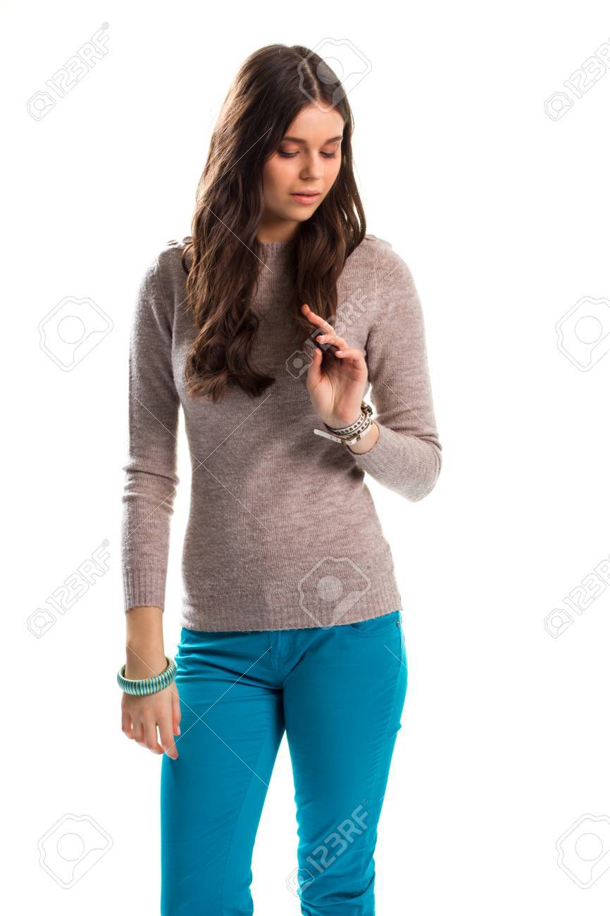 Mujer Joven En Sueter Beige Pantalones Turquesa Y Pulsera