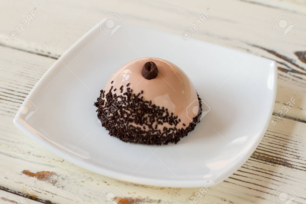 Dessert En Forme De Dome Sur Plaque Plat A Glacer Le Miroir Gateau Mousse Au Cafe Avec Decoration Design Simple Et Bon Gout Banque D Images Et Photos Libres De Droits Image