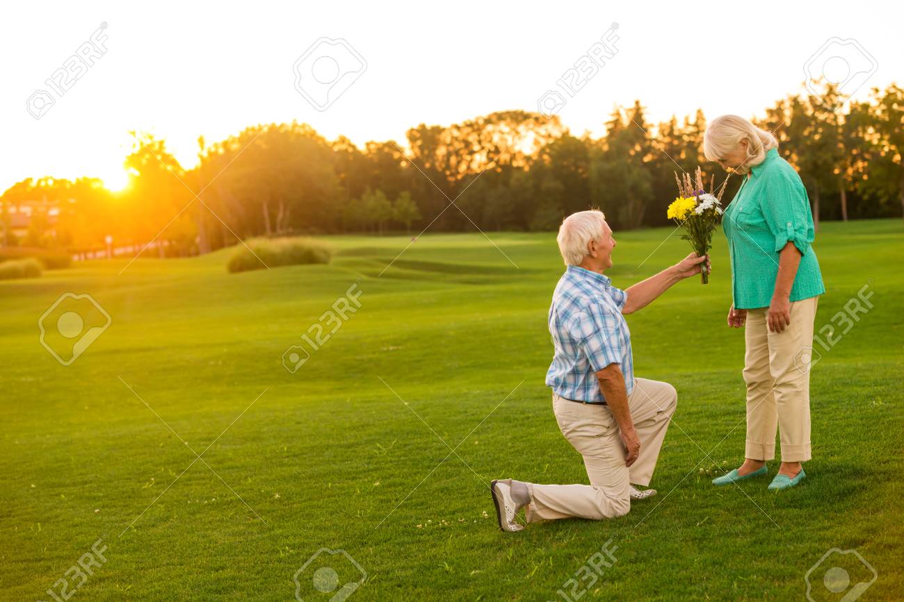 Mann Mit Blumenstrauss Kniet Paare Der Senioren Auf Der Wiese Das Ist Fur Dich Schatz Ho Eine Frau Zu Beeindrucken Lizenzfreie Fotos Bilder Und Stock Fotografie Image 63732294