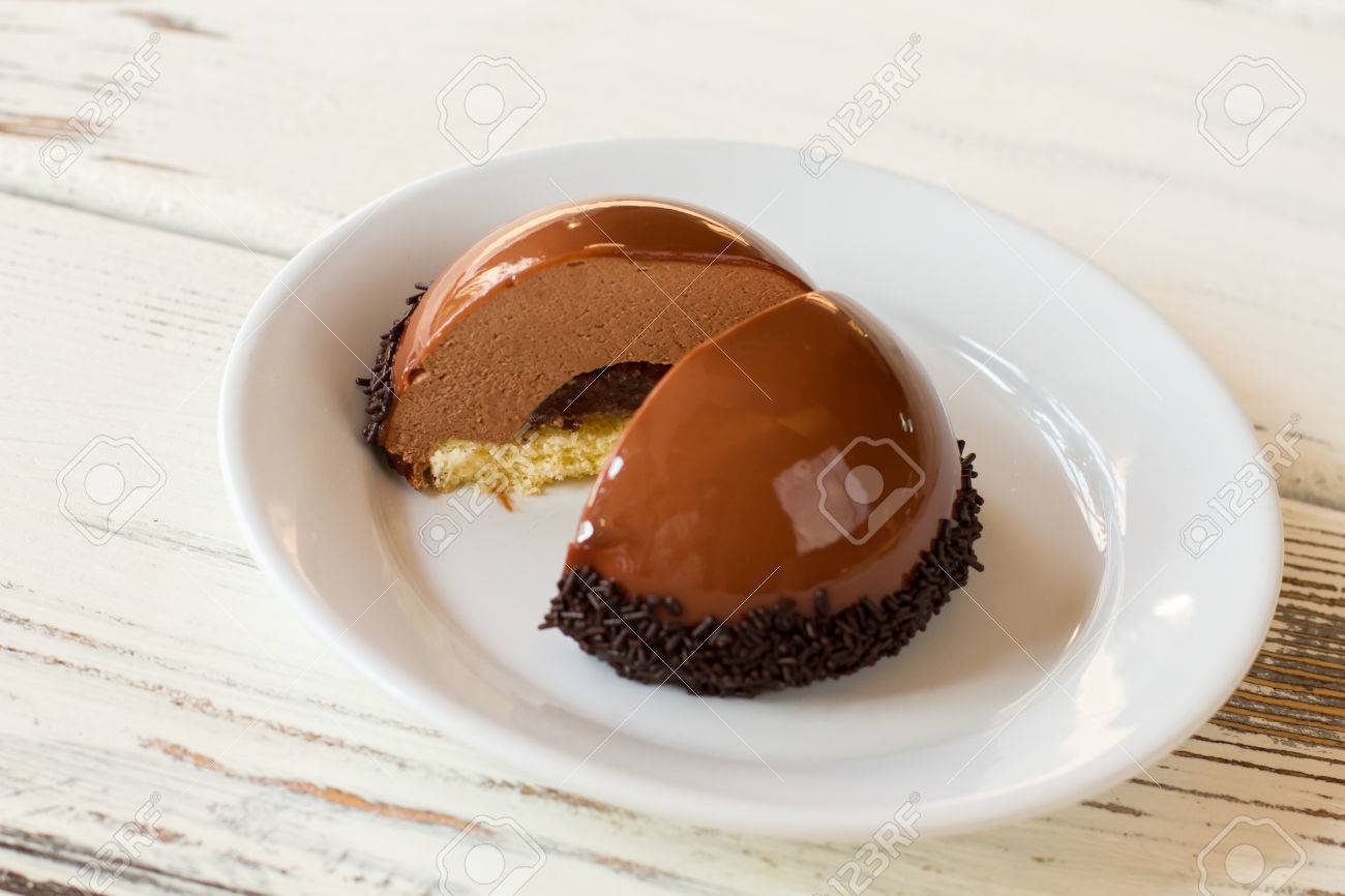 Dessert Brun Coupe En Deux Petite Couche De Pate Gateau Dome Avec Glacage Miroir Mousse Au Chocolat Banque D Images Et Photos Libres De Droits Image