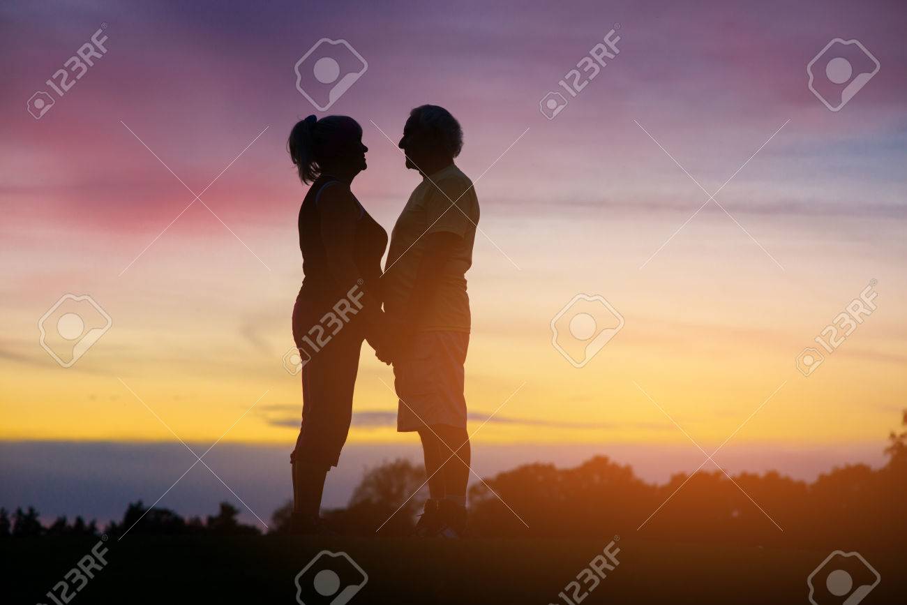 夜の背景をカップルします 人が立っていると手を繋いでいます あなたと永遠を過ごします 時間と忠誠心 の写真素材 画像素材 Image