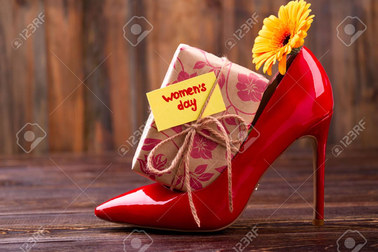 女性の日のカードとギフト 靴と木の花 素敵な贈り物をデザインします 女性へのプレゼント の写真素材 画像素材 Image