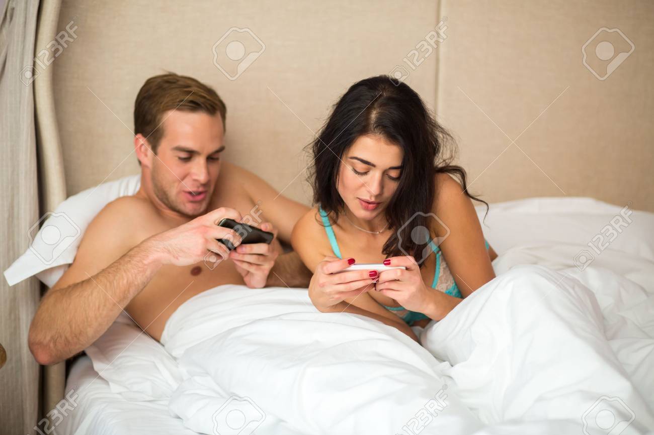 Pareja En La Cama Con Teléfonos Inteligentes. Dos Personas Jugando En Teléfonos. Juega Limpio, Cariño. Fotos, Retratos, Imágenes Y Fotografía De Archivo Libres De Derecho. Image 68704803. Pareja En La Cama Con Teléfonos Inteligentes. Dos Personas Jugando En Teléfonos. Juega Limpio, Cariño. Fotos, Retratos, Imágenes Y Fotografía De Archivo Libres De Derecho. Image 68704803.