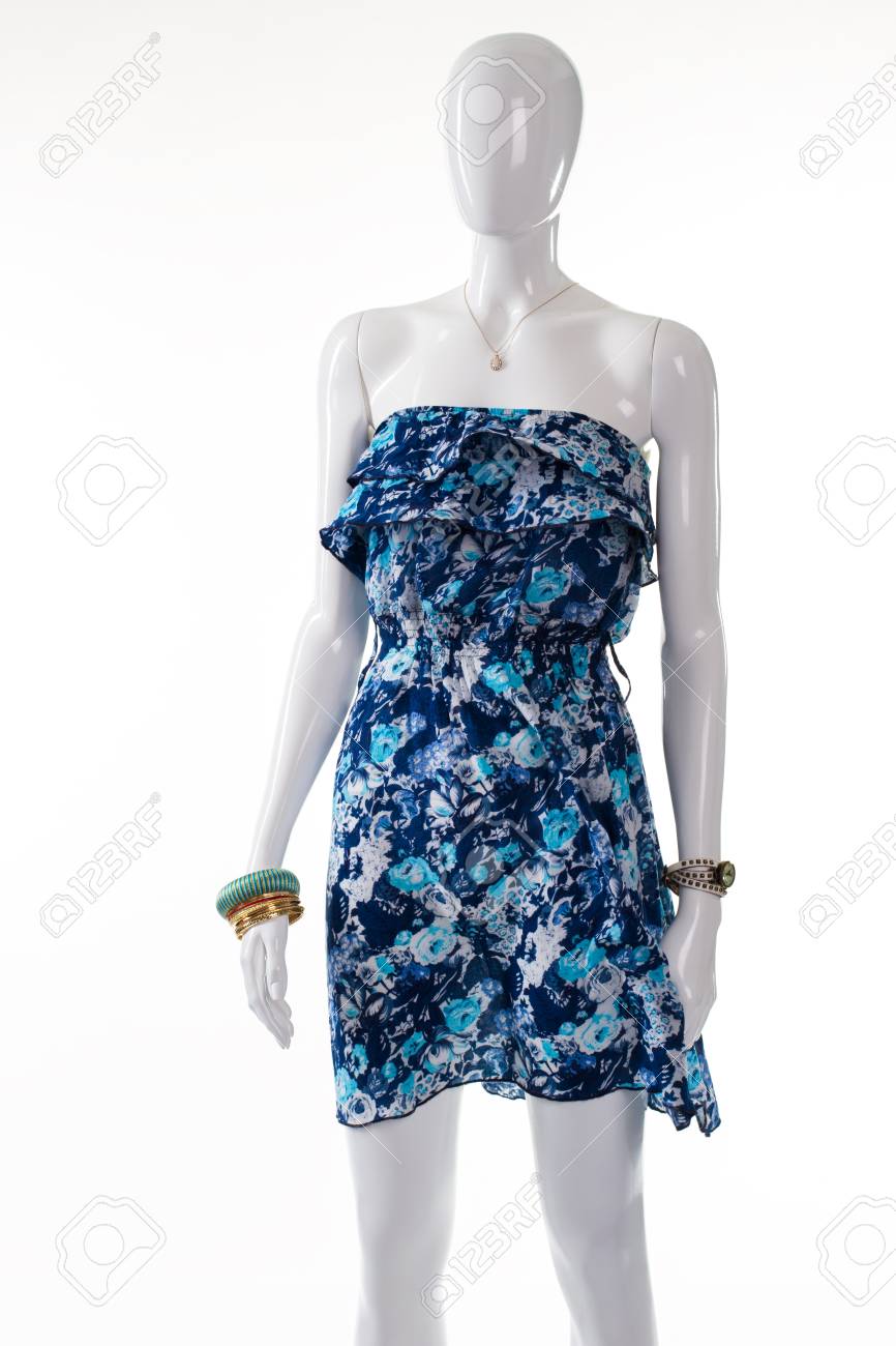 マネキンの宝石でドレスアップします 花柄のドレスのマネキン フラワー柄ドレスやアクセサリー 梨花は 衣服を夏発売 の写真素材 画像素材 Image