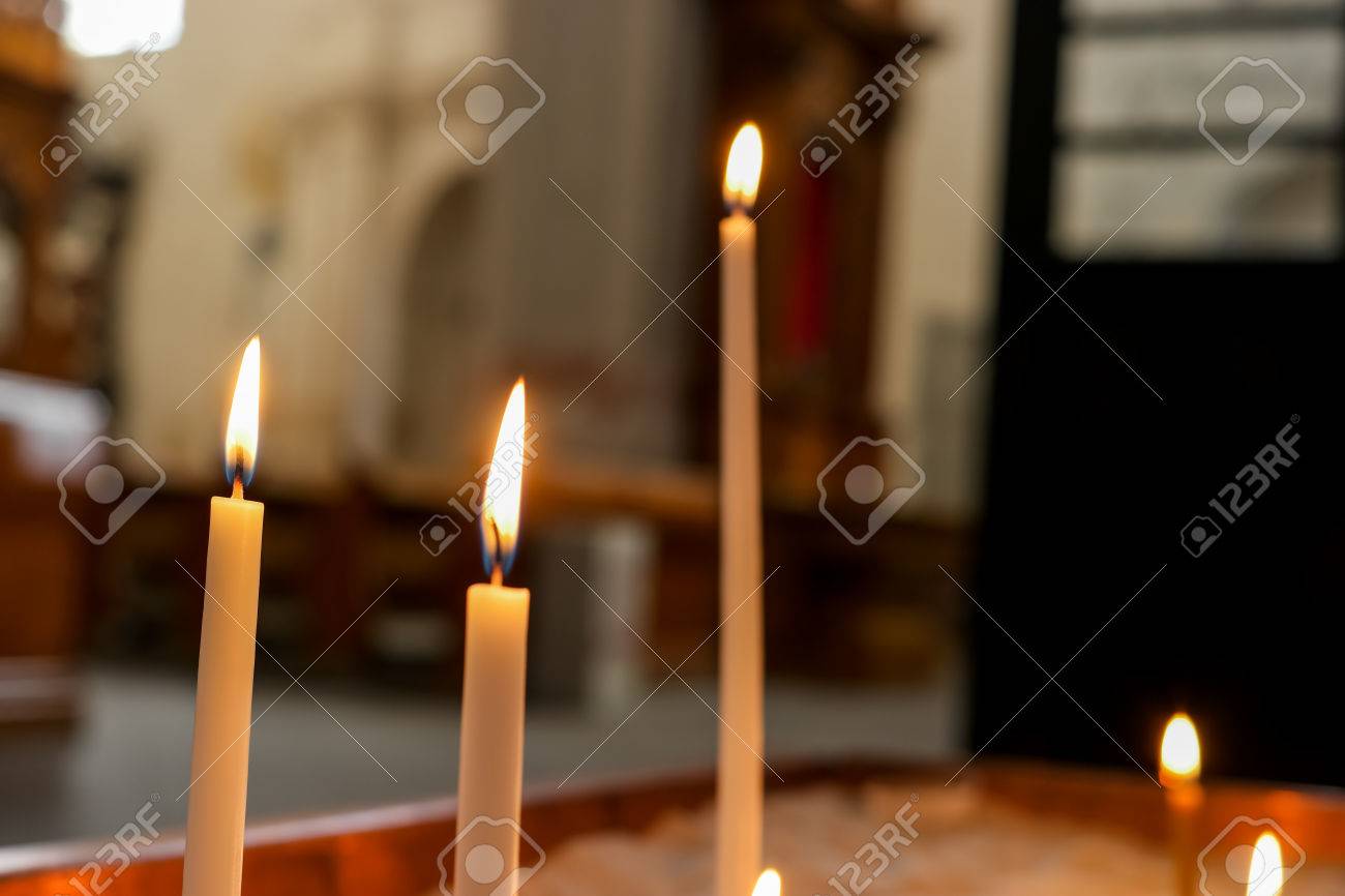 細いろうそく 教会のキャンドル 霊性の雰囲気 の写真素材 画像素材 Image