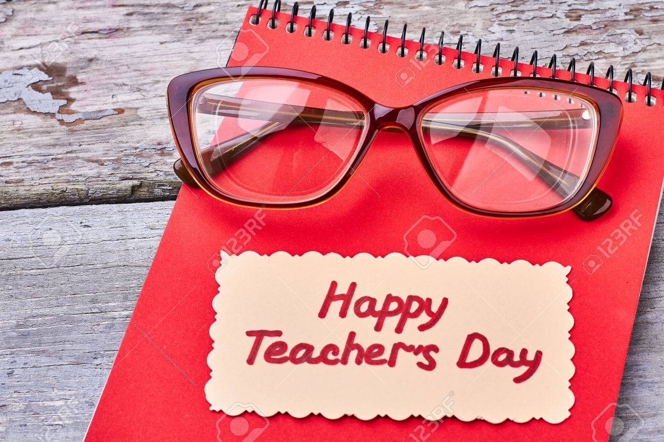 ガラス 木製の表面上のノートブック 親愛なる先生の誠実な挨拶を交わした の写真素材 画像素材 Image