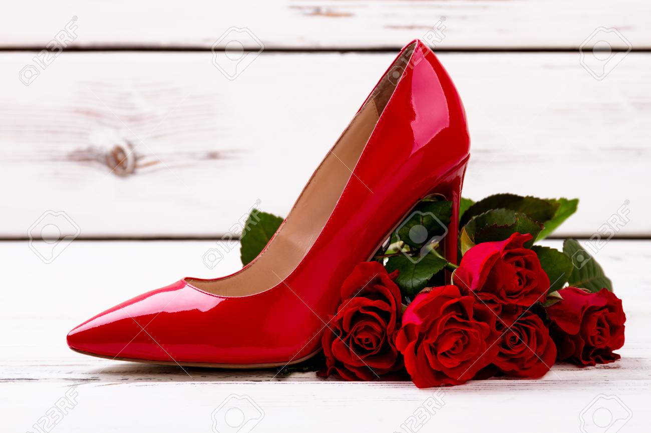 赤いヒール靴とバラ 花と木の履物 味の贈り物 の写真素材 画像素材 Image