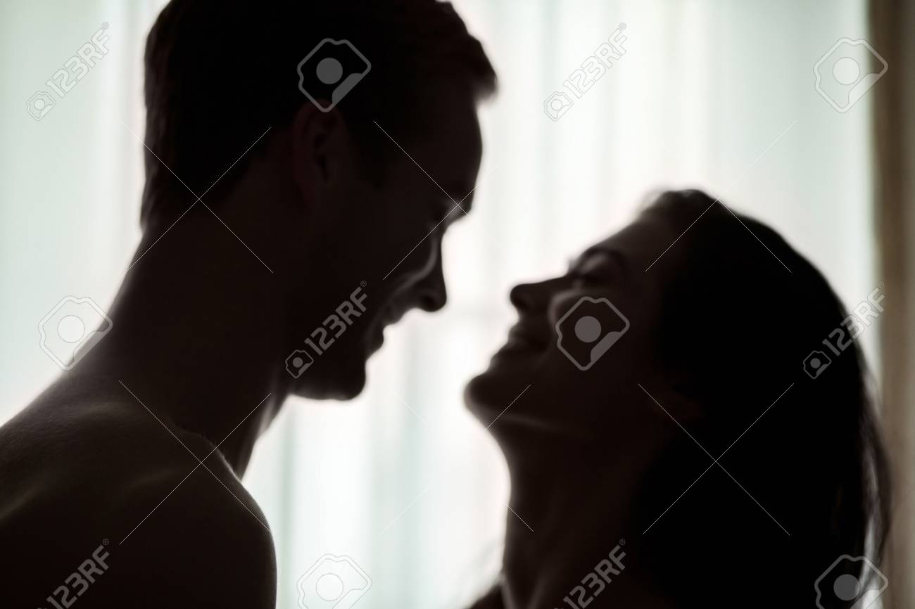 Verschwommene Gesichter Von Paaren. Leute, Die Miteinander Lächeln. Hab Dich  So Sehr Vermisst, Schatz. Lizenzfreie Fotos, Bilder Und Stock Fotografie.  Image 74185972.