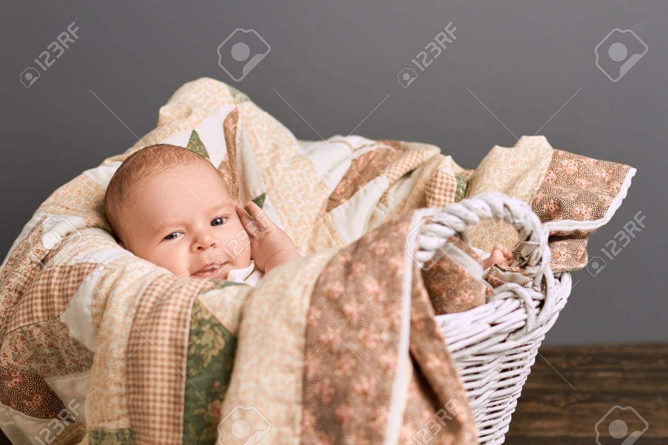 かごの中の子供します 白人の赤ちゃんと毛布 の写真素材 画像素材 Image