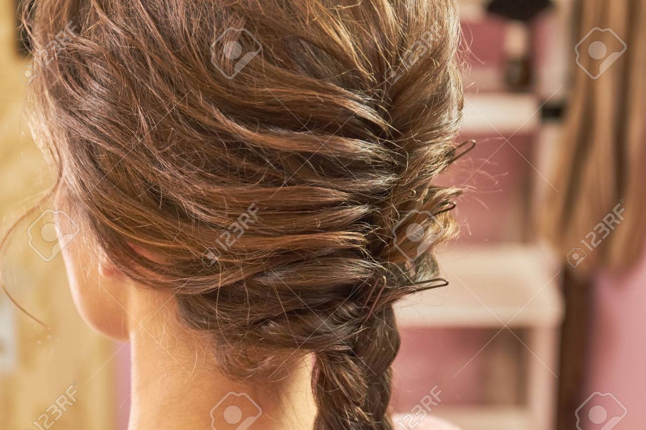 編みこみの女性の髪型をクローズ アップ 茶色の髪の女性 の写真素材 画像素材 Image 6325