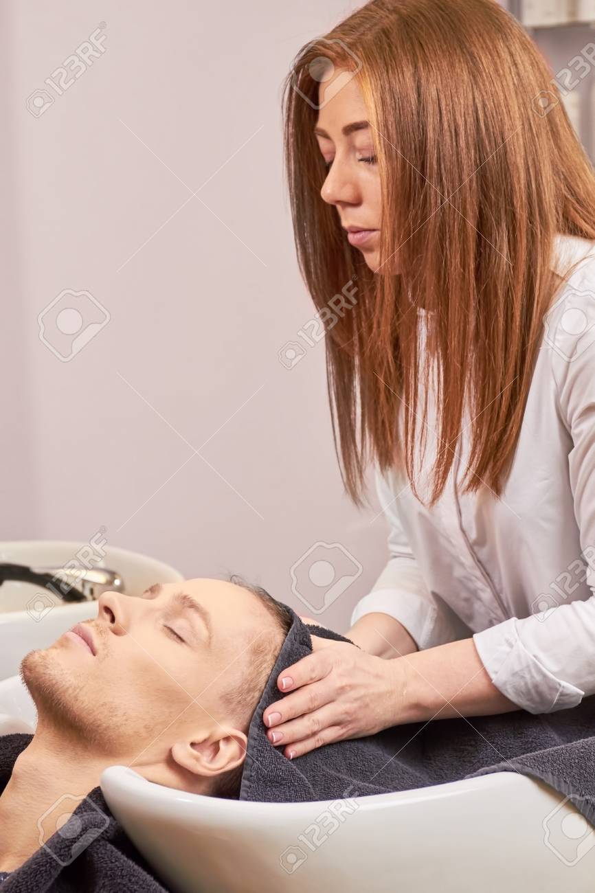 理髪店のタオルで頭を拭く 男は 髪を洗う流し の写真素材 画像素材 Image