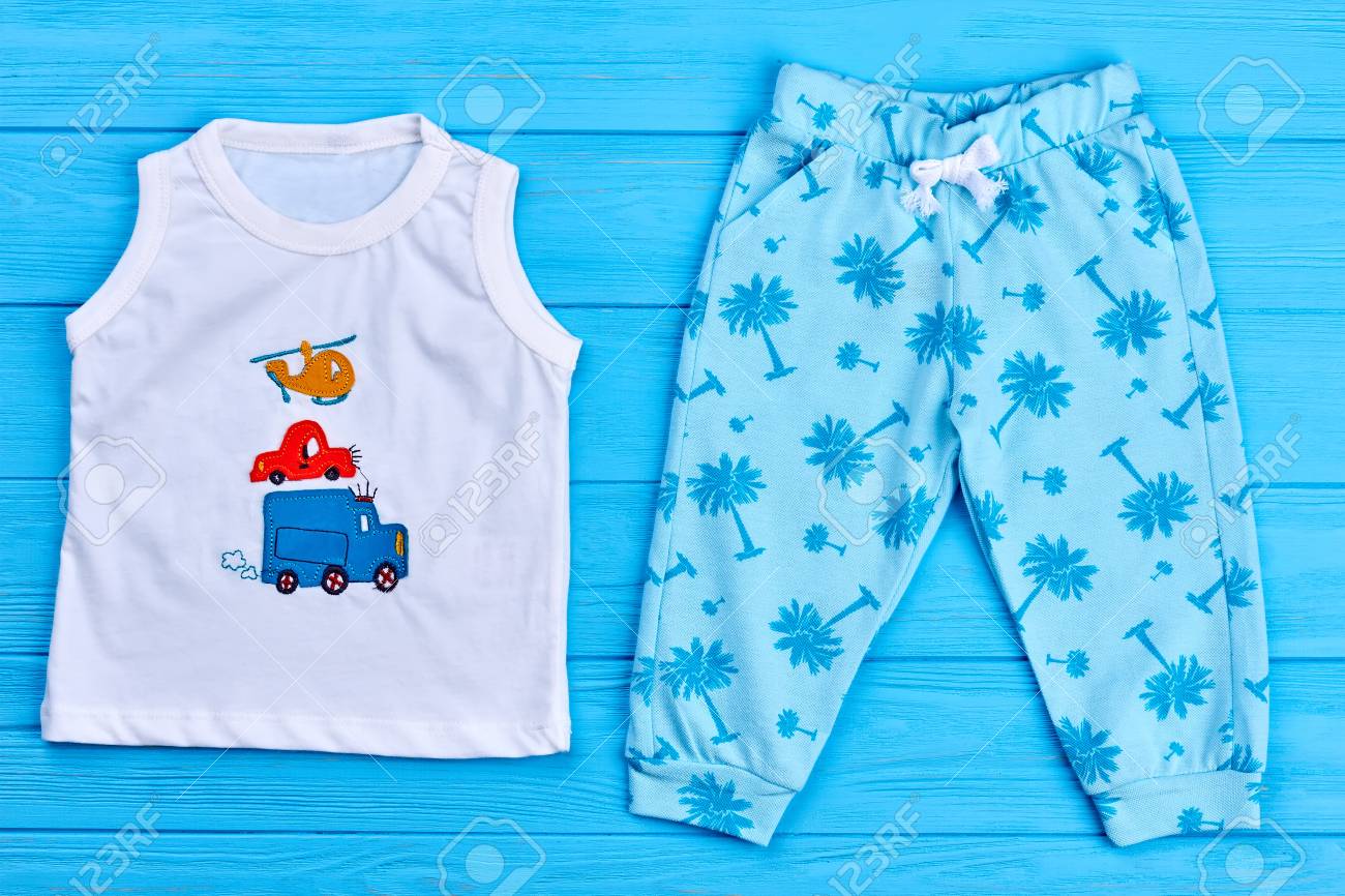 Unisexe Bebe Ete Nouvelles Vetements Nouveaux Ans Sur L 39 Enfant D 39 Ete Mignon Vetements A La Mode Sur Fond En Bois Bleu Banque D Images