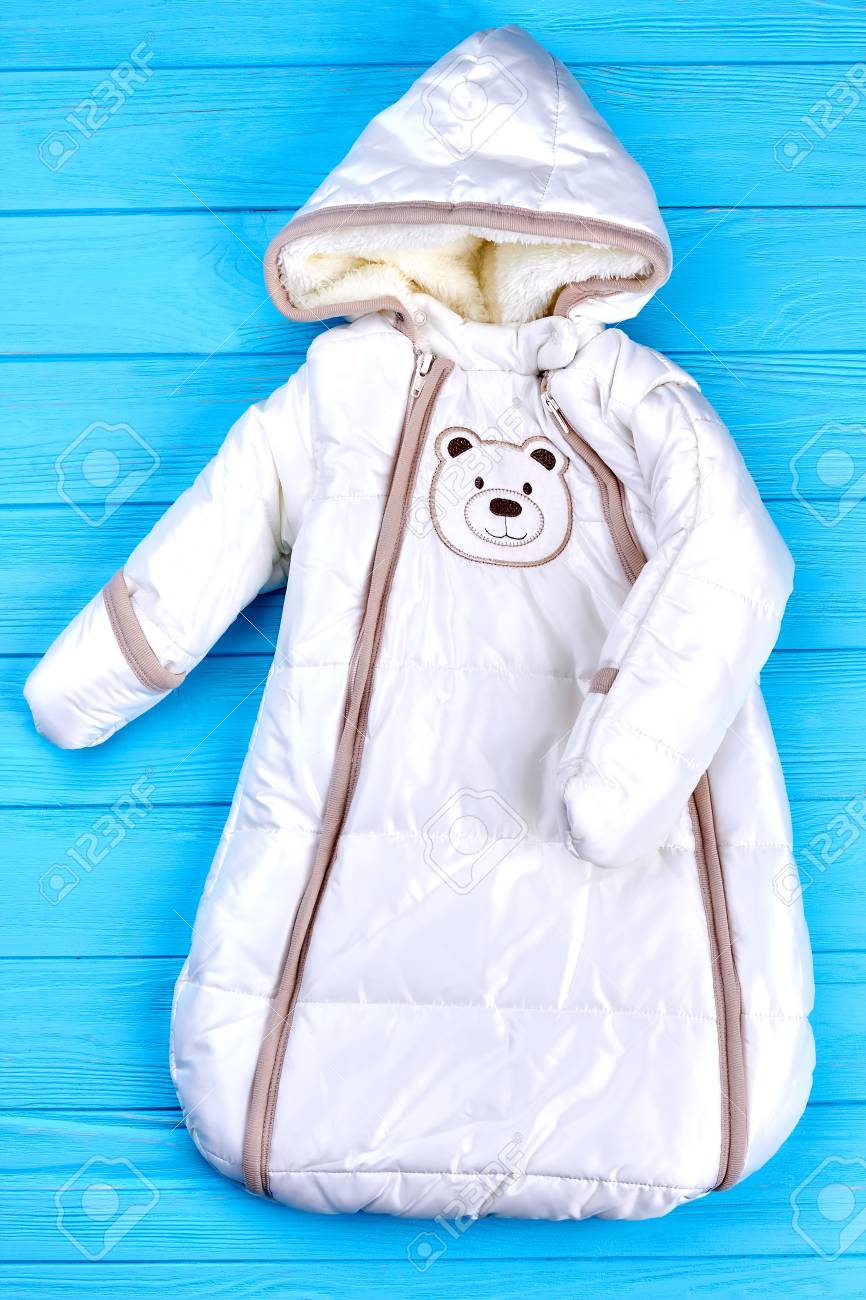 幼児の赤ちゃん冬のボディスーツ 新生児赤ちゃんウォームダウンロンパース 男の赤ちゃんと女の子の冬ボディスーツ幼児パーカーダウンスーツ トップビュー の写真素材 画像素材 Image