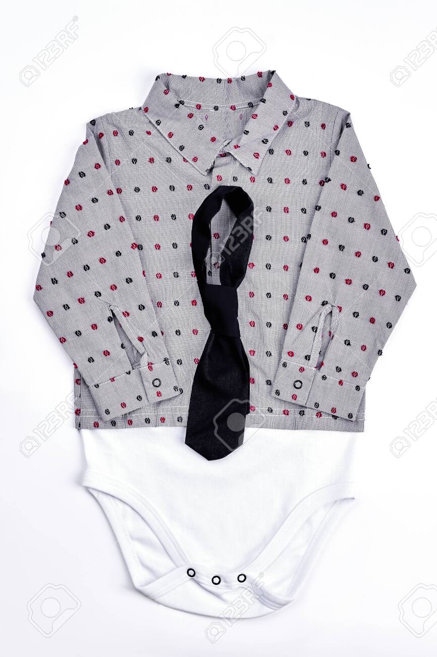 ボーイズファッションシャツボディスーツ 幼児の男の子トレンディな綿のボディスーツと白の背景に分離黒ネクタイ 幼児の男の子のファッションアパレル の写真素材 画像素材 Image