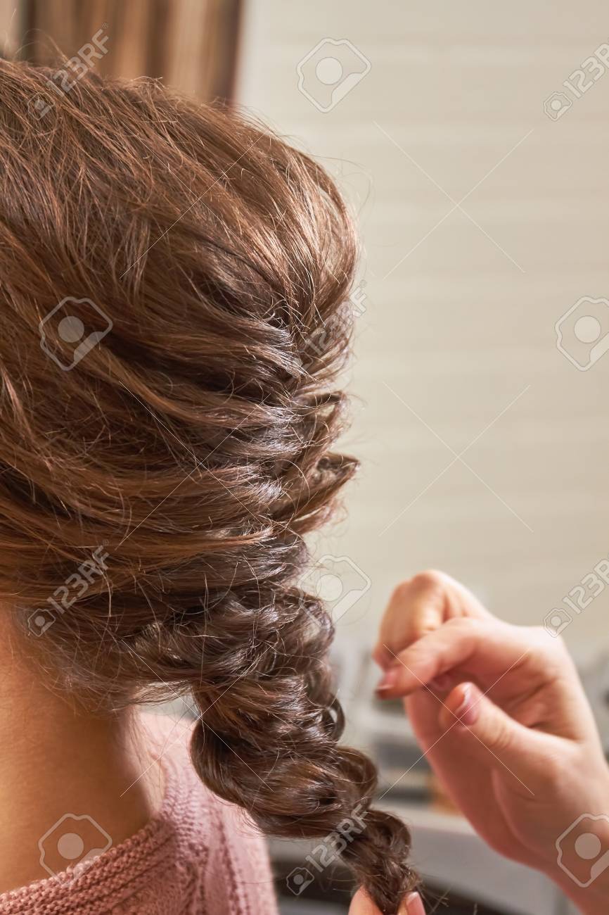 編みこみの髪型をクローズ アップ 女性の毛のマクロ フランスのブレードのチュートリアル の写真素材 画像素材 Image