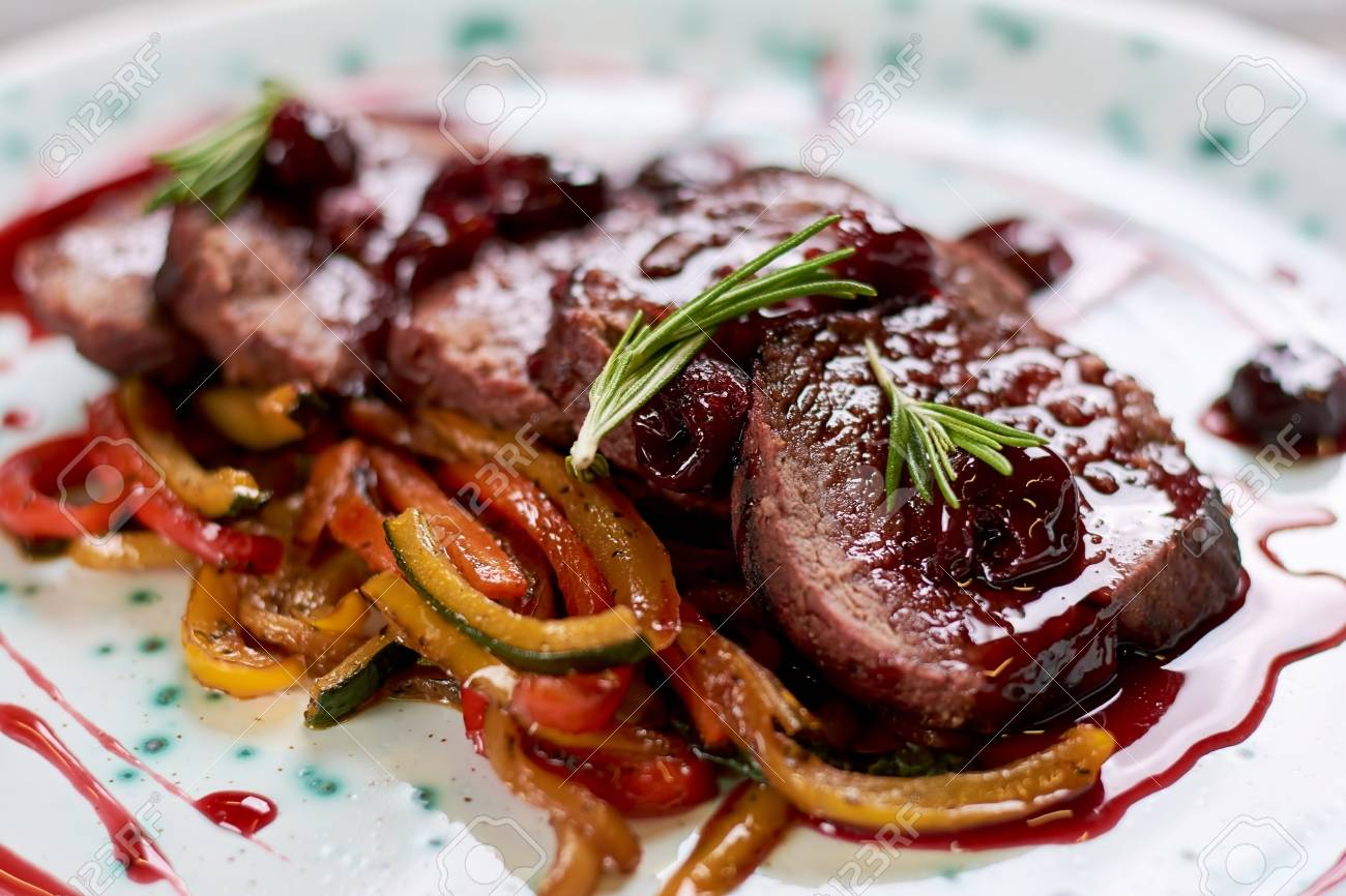 美味しそうな牛肉を甘いソースで間近に 野菜の入ったチェリーソースの牛肉肉のみじん切り おいしいヨーロッパ料理 の写真素材 画像素材 Image