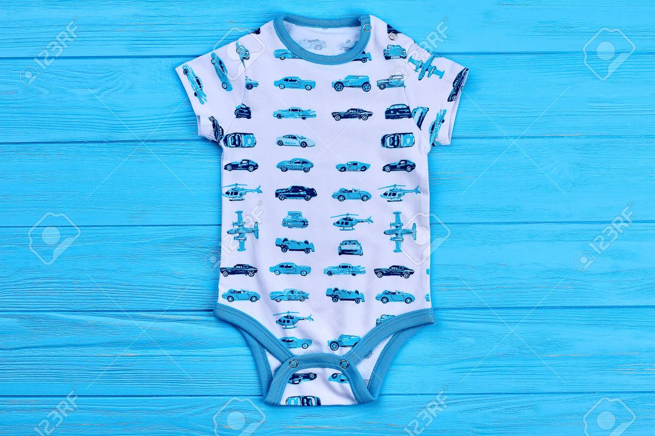 Vetements D Ete Bebe Garcon Body Coton Sans Manches Garcon Nouveau Ne Sur Un Fond En Bois Bleu Vetement Organique Tendance Pour Bebe Garcon Banque D Images Et Photos Libres De Droits Image