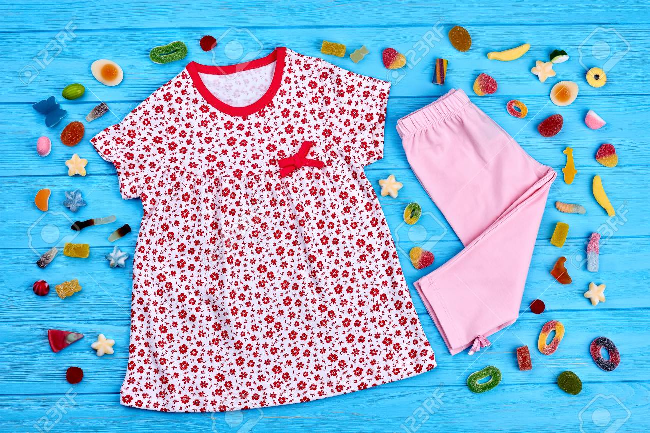 女の赤ちゃんの夏のファッション背景 幼児女の子高品質夏アパレル販売 幼児ベビー自然綿の服 の写真素材 画像素材 Image