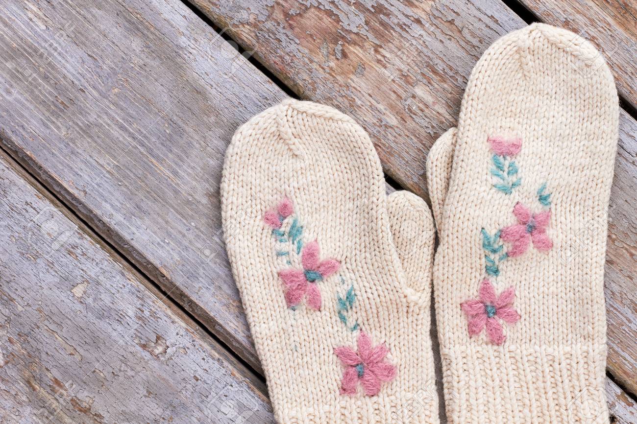 美しい女性のミトンのペア 女性は古い木製の背景に花の刺繍で白い手袋を編みました 新年のためのかわいいプレゼント の写真素材 画像素材 Image 美しい女性のミトンのペア 女性は古い木製の背景に花の刺繍で白い手袋を編みました 新年のためのかわいいプレゼント の写真素材 画像素材 Image