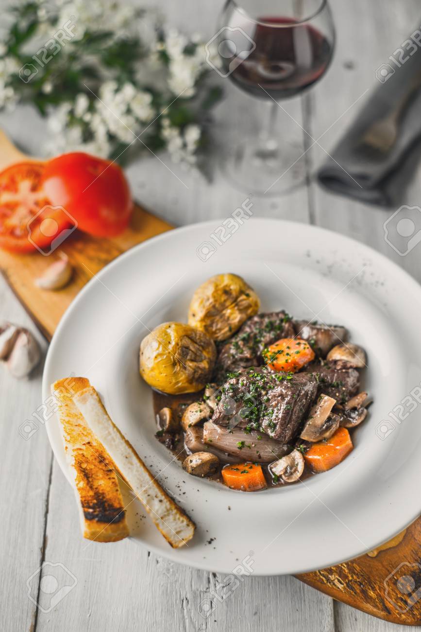 Boeuf Bourguignon Dans Une Assiette En Ceramique Tomates Et Pain