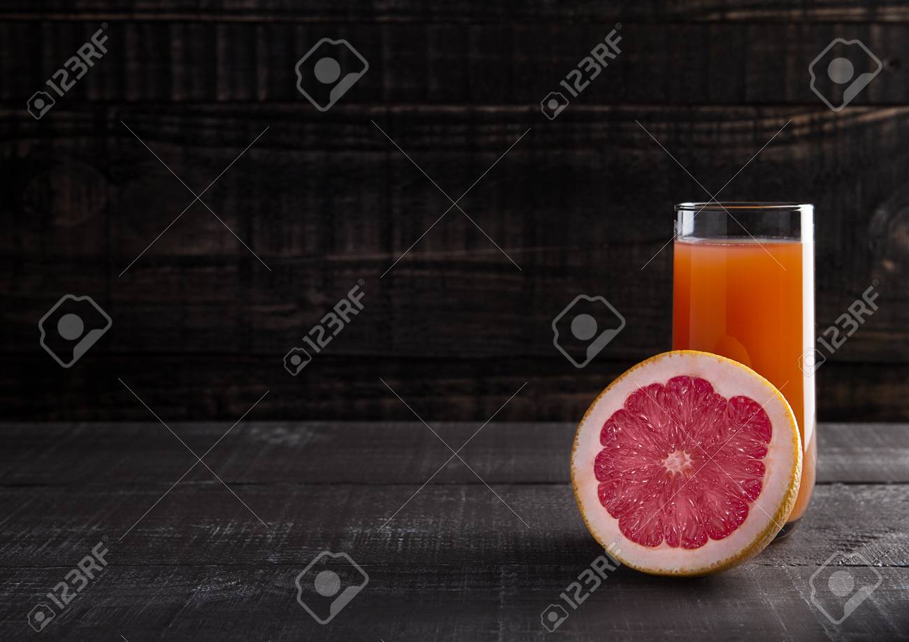 木製の背景にフルーツで健康的なグレープ フルーツ ジュースのガラス の写真素材 画像素材 Image