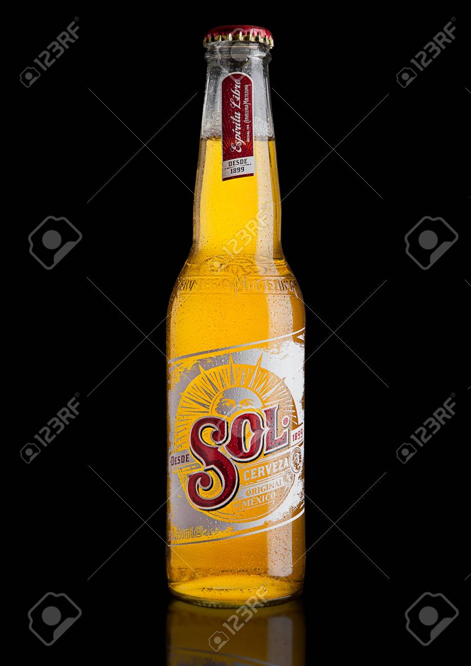 LONDRES, UK - 10 DÉCEMBRE 10: Bouteille de Sol Bière mexicaine sur fond noir. De la brasserie Cuauhtemoc Moctezuma, à Monterey, au Mexique, il a été LONDRES, UK - 10 DÉCEMBRE 10: Bouteille de Sol Bière mexicaine sur fond noir. De la brasserie Cuauhtemoc Moctezuma, à Monterey, au Mexique, il a été