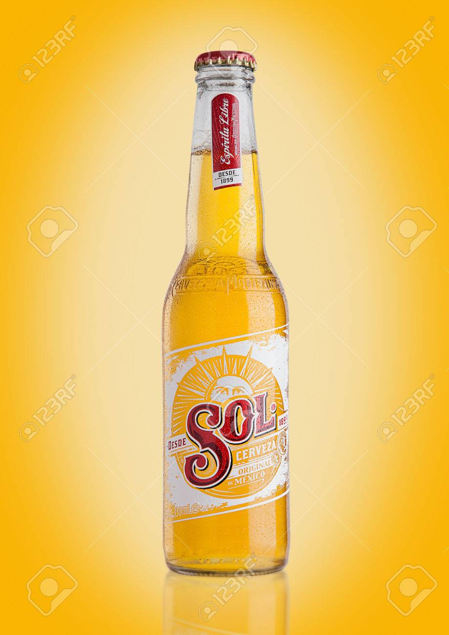 Londres, Royaume-Uni - 10 décembre 10: Bouteille de bière mexicaine Sol sur fond jaune. De la brasserie Cuauhtemoc Moctezuma, à Monterey, au Londres, Royaume-Uni - 10 décembre 10: Bouteille de bière mexicaine Sol sur fond jaune. De la brasserie Cuauhtemoc Moctezuma, à Monterey, au