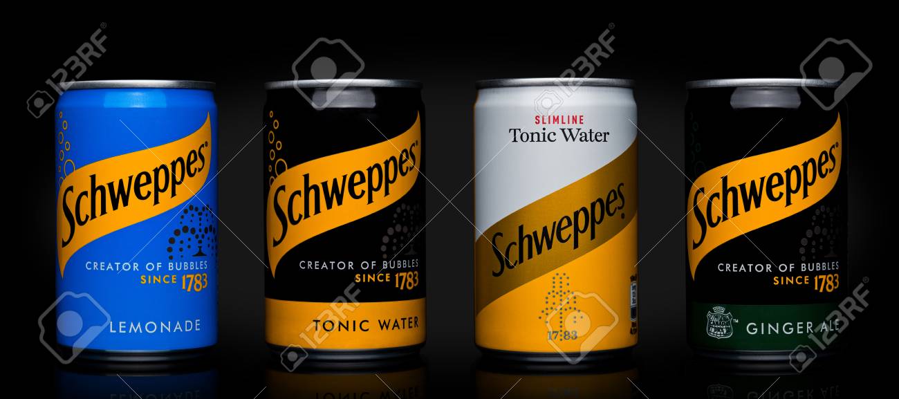 ロンドン、イギリス - 2017 年 11 月 10 日: シュウェップス缶黒い背景