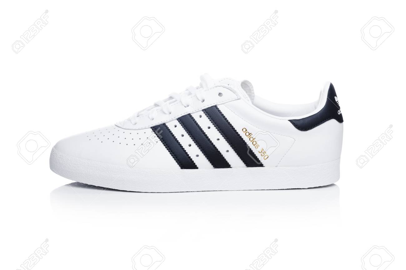científico Confirmación empieza la acción LONDRES, Reino Unido - 02 De Enero De 2018: Zapatos Adidas Originals Sobre Fondo Blanco. Corporación Multinacional Alemana Que Diseña Y Fabrica Calzado Deportivo, Ropa Y Accesorios. Fotos, Retratos, Imágenes Y Fotografía científico Confirmación empieza la acción LONDRES, Reino Unido - 02 De Enero De 2018: Zapatos Adidas Originals Sobre Fondo Blanco. Corporación Multinacional Alemana Que Diseña Y Fabrica Calzado Deportivo, Ropa Y Accesorios. Fotos, Retratos, Imágenes Y Fotografía