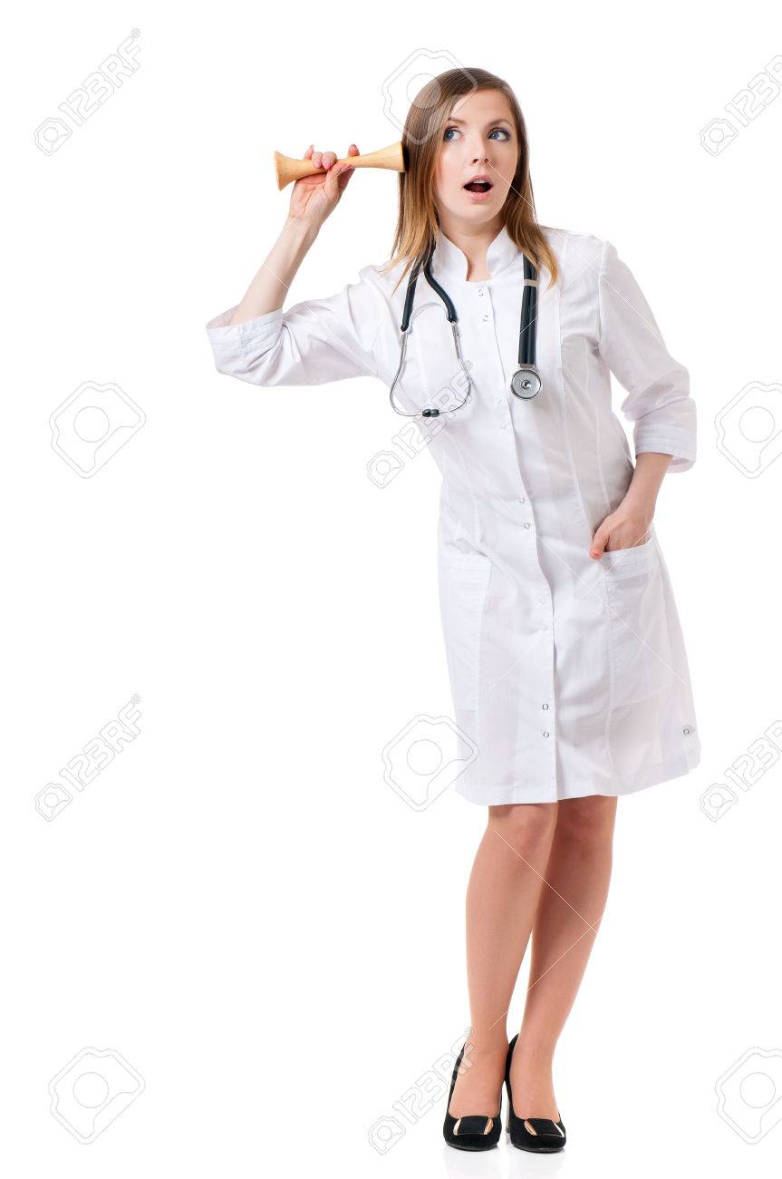 赤ちゃんの心音を聴くための木製聴診器を保持している女性の医者が 白い背景の上分離 の写真素材 画像素材 Image