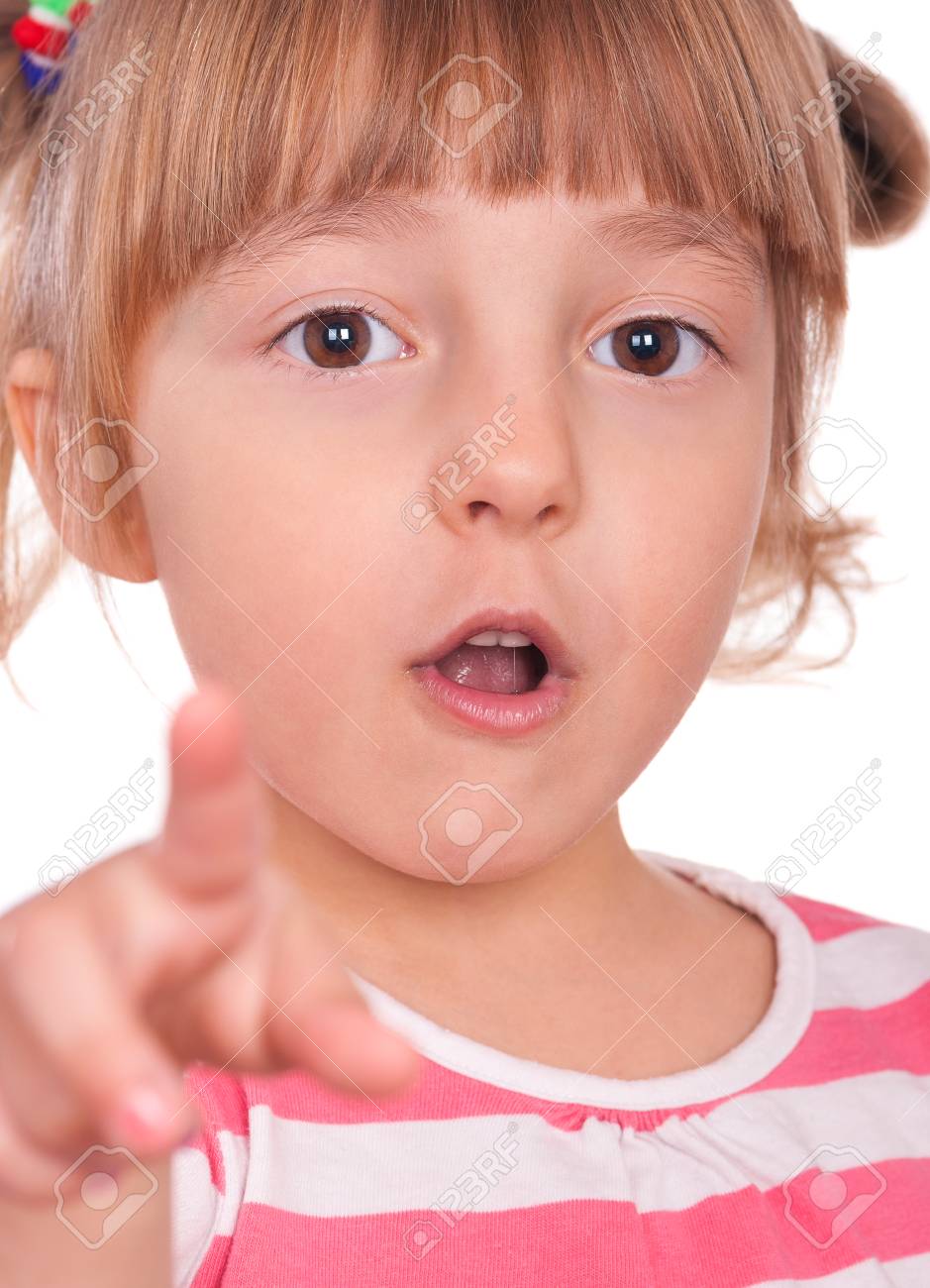 感情的な肖像画 5 歳の女の子 かわいい白人の赤ちゃんは白い背景に分離します スタジオでポーズ美しい幼児 健康的な屈託のない子供のうちで遊んでる の写真素材 画像素材 Image 感情的な肖像画 5 歳の女の子 かわいい白人の赤ちゃんは白い背景に分離します スタジオでポーズ美しい幼児 健康的な屈託のない子供のうちで遊んでる の写真素材 画像素材 Image