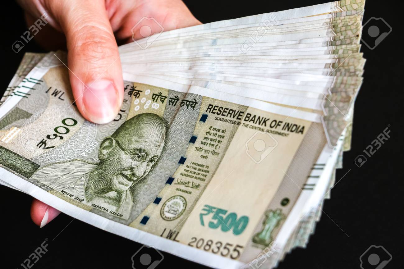 真新しいインドの500ルピー紙幣を持っている女性の手。の写真素材・画像素材 Image 113666839