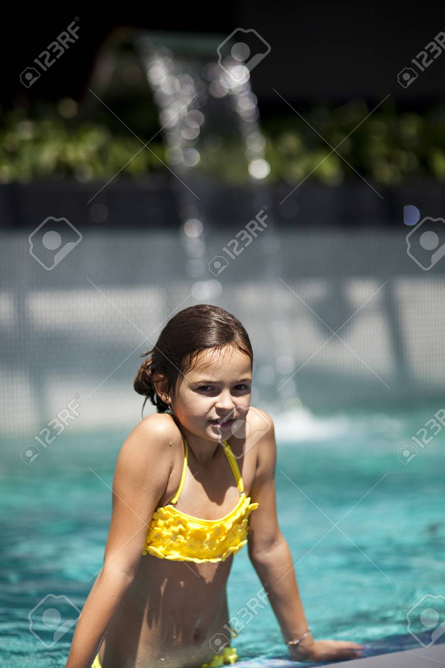スイミング プールの青い水の中の女児 の写真素材 画像素材 Image