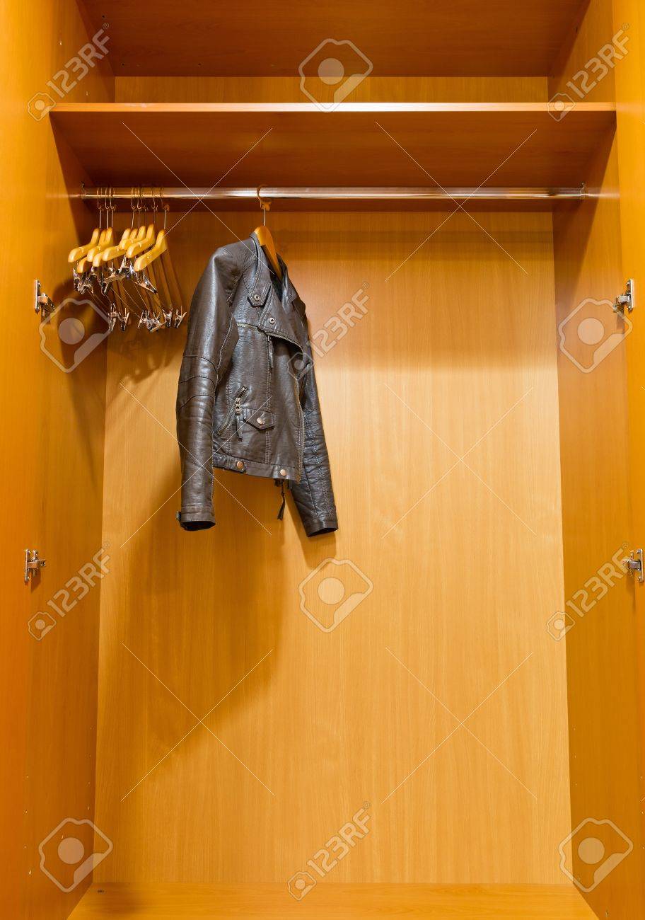 Chaqueta De Cuero Colgando Simbólica En El Armario Fotos, Retratos, Imágenes Y Fotografía De Archivo Image 17158125.