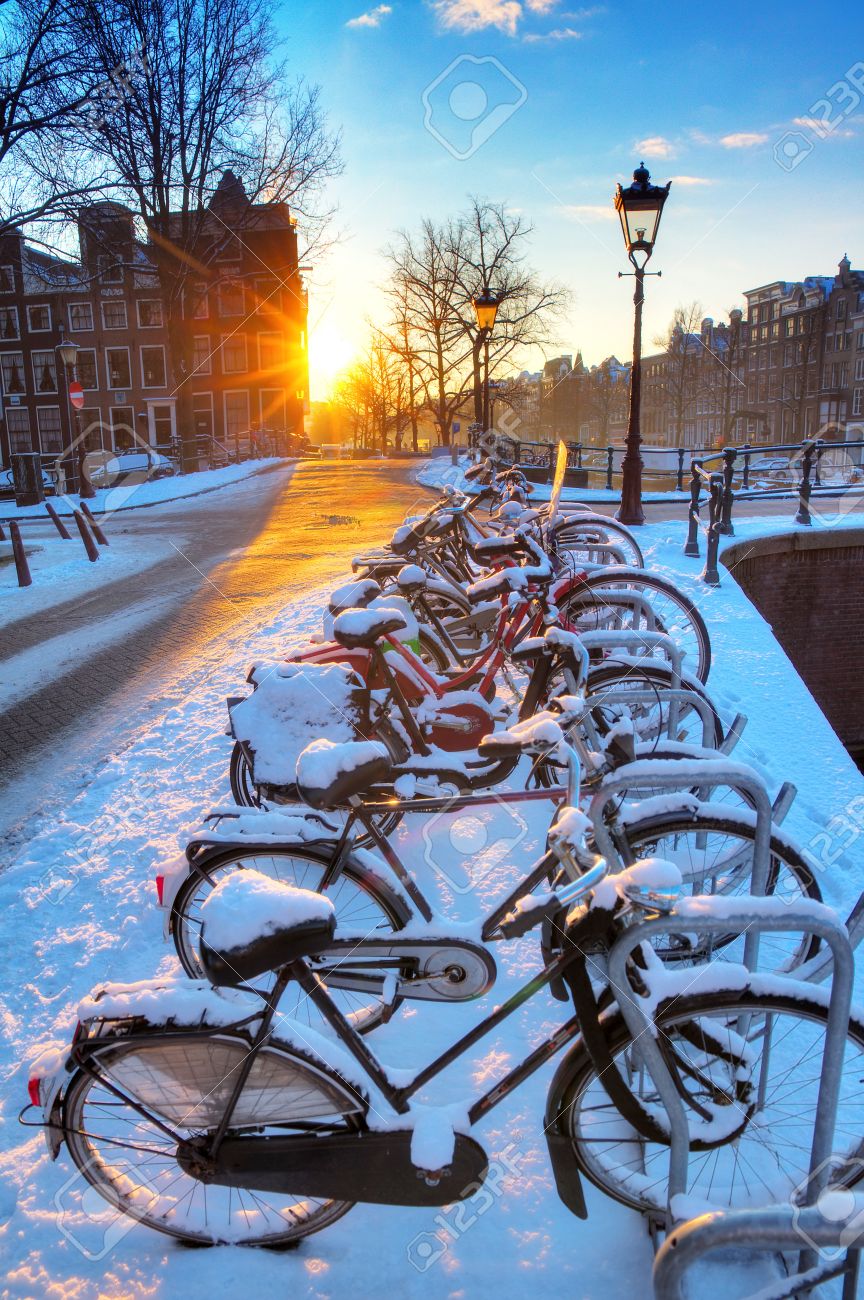 Hdr 美しい冬の日の雪に覆われた自転車はオランダ アムステルダムの運河の通りの日の出 の写真素材 画像素材 Image