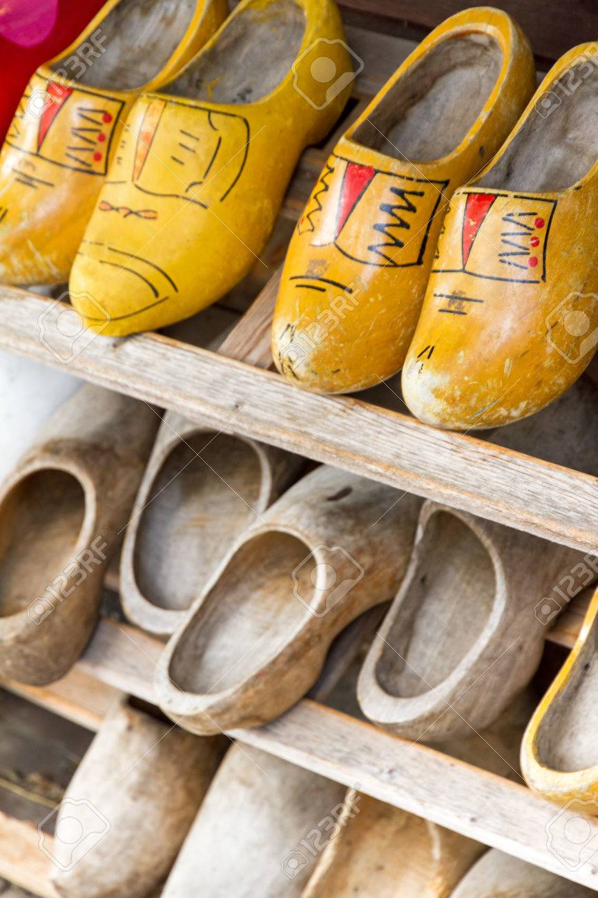 Zapatos Holandeses De Madera 2025